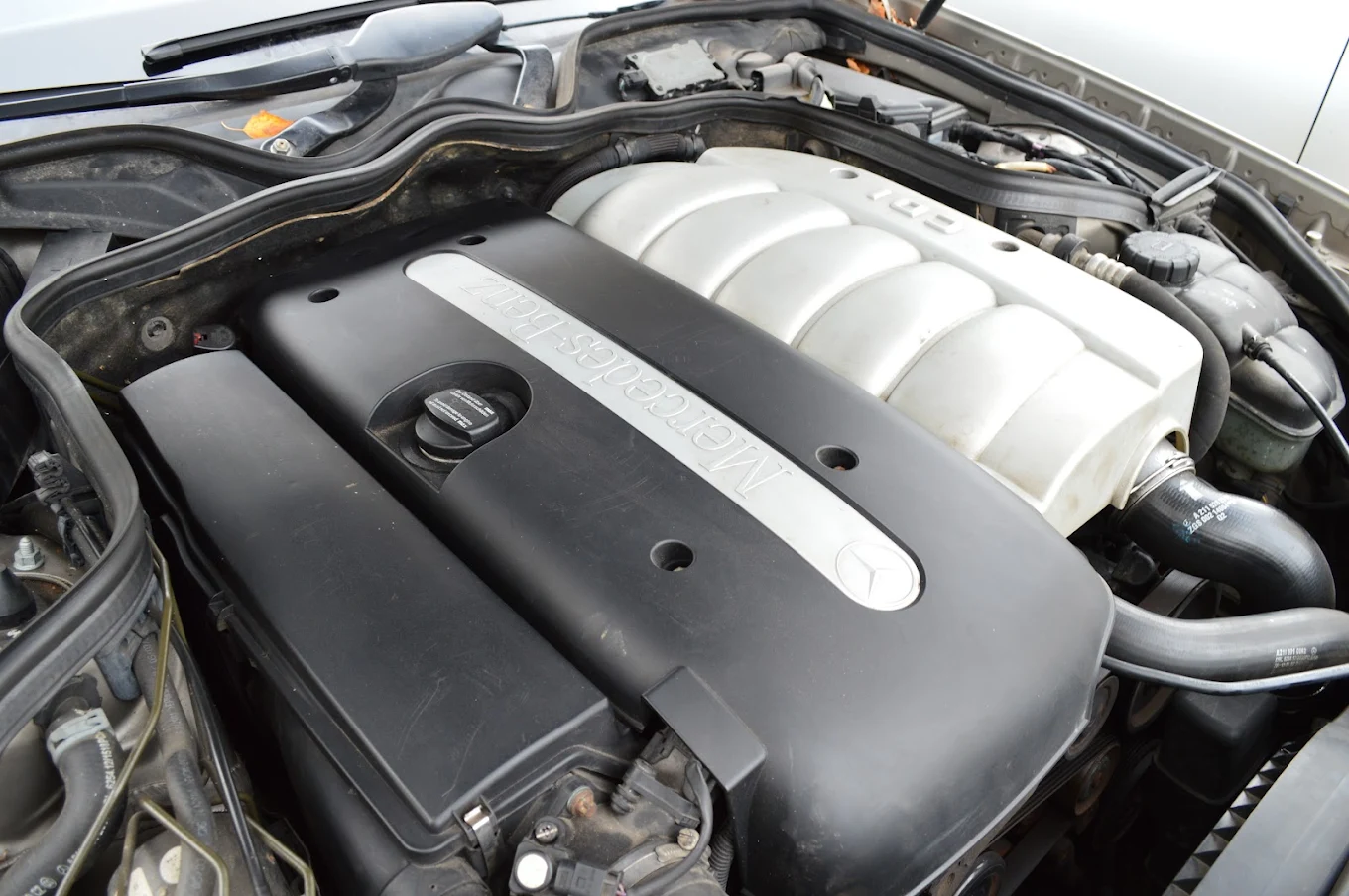 Silnik samochodu podczas naprawy w warsztacie SM Serwis