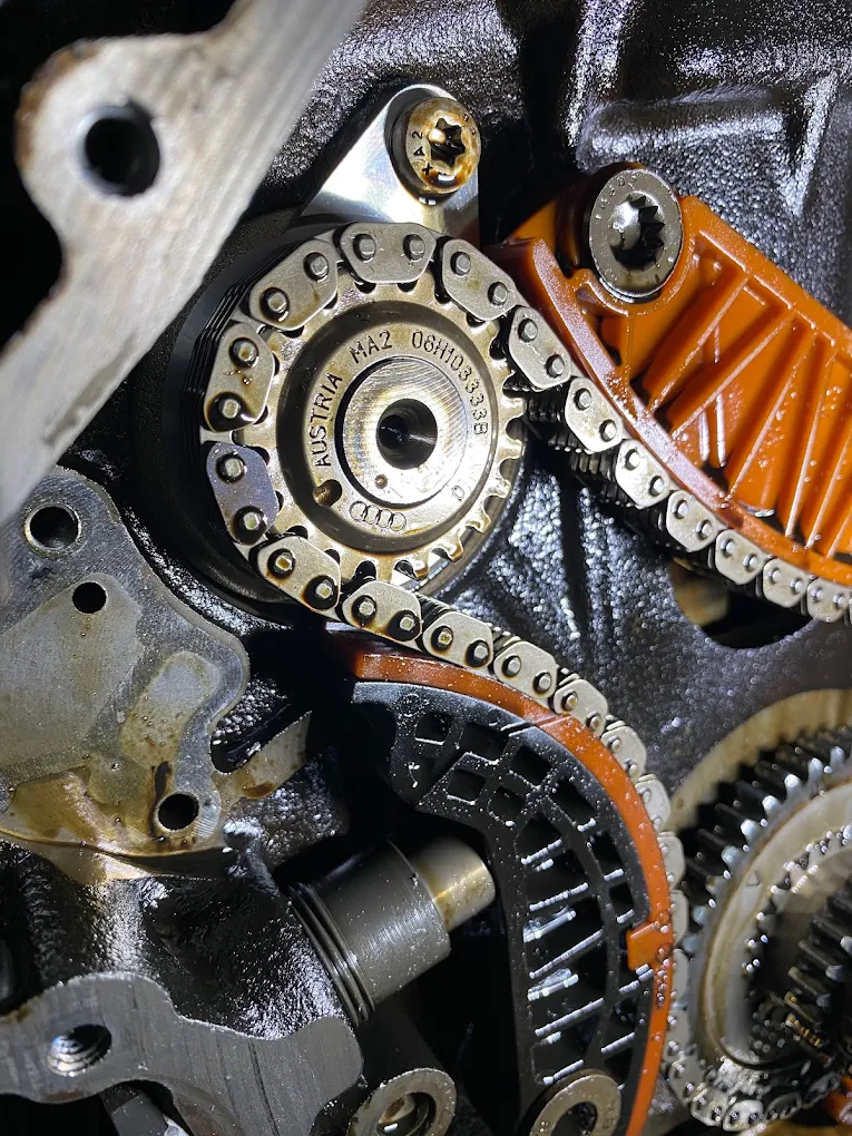 Łańcuch rozrządu w samochodzie podczas naprawy w warsztacie SM Serwis