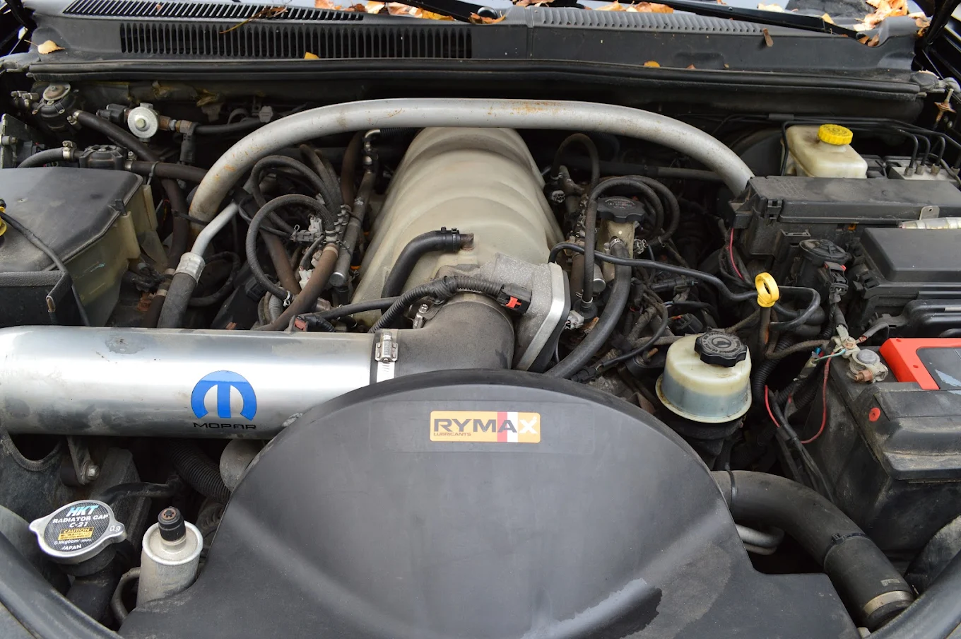 Silnik Mopar HEMI w komorze silnika auta sportowego podczas przeglądu.